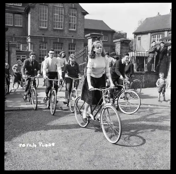 actresses_riding_bicycle_23.webp