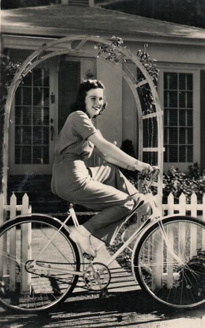 actresses_riding_bicycle_25.jpg