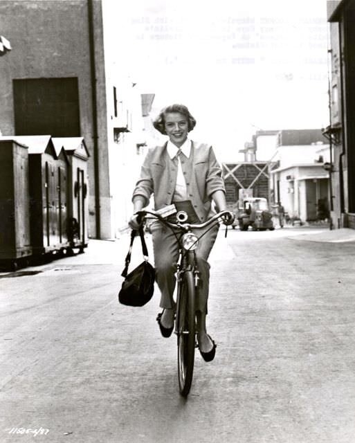 actresses_riding_bicycle_27.jpg