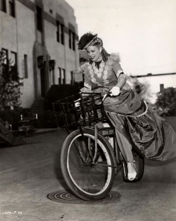 actresses_riding_bicycle_28.jpg