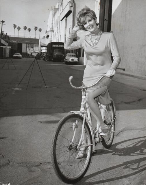 actresses_riding_bicycle_29.jpg