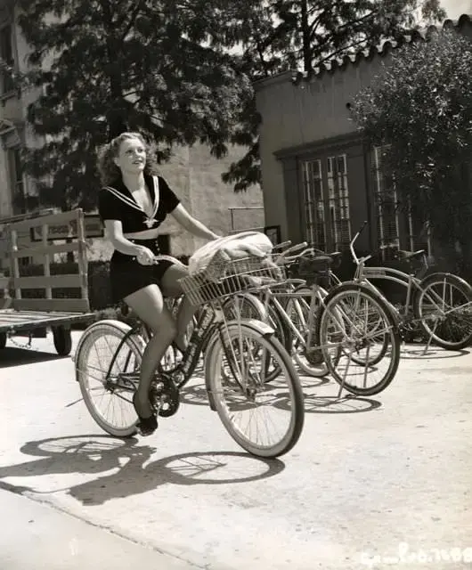 actresses_riding_bicycle_33.webp