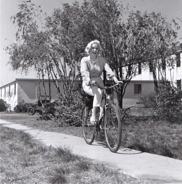 actresses_riding_bicycle_34.jpg