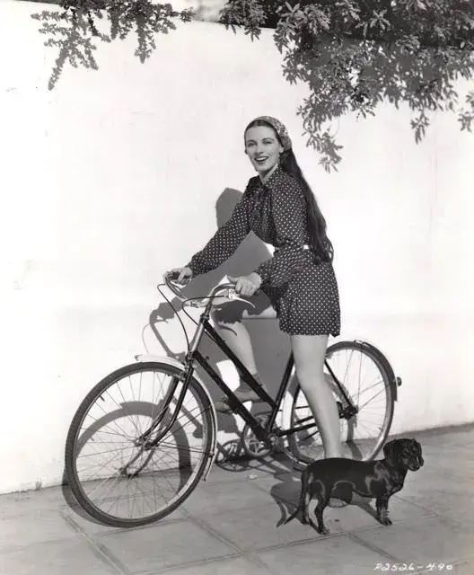 actresses_riding_bicycle_35.webp