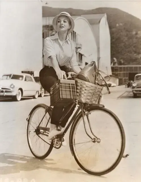 actresses_riding_bicycle_36.jpg