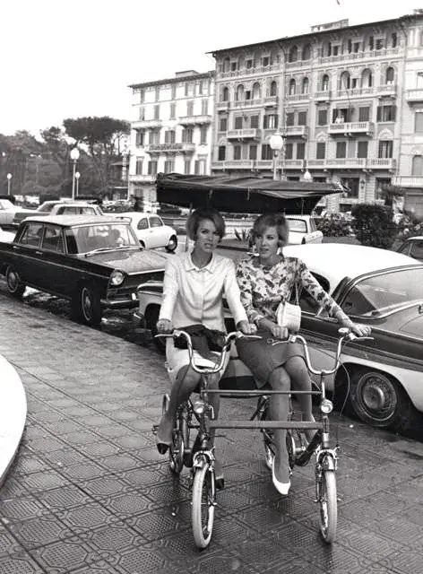 actresses_riding_bicycle_38.webp