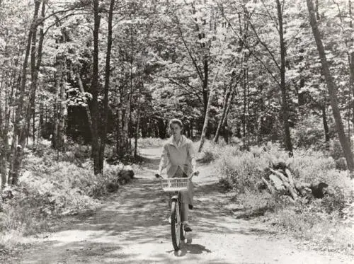 actresses_riding_bicycle_39.jpg