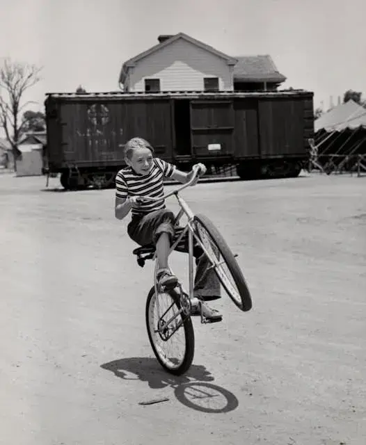 actresses_riding_bicycle_40.webp