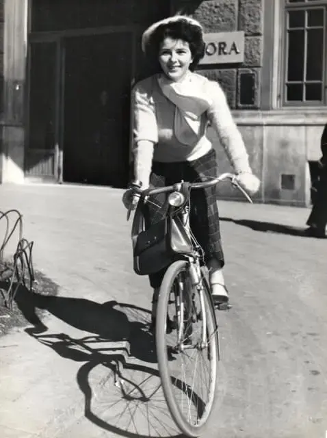 actresses_riding_bicycle_43.jpg