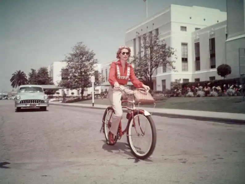 actresses_riding_bicycle_46.webp