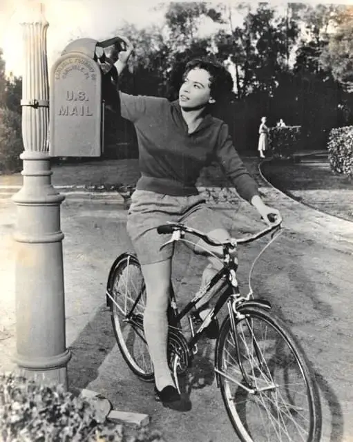 actresses_riding_bicycle_47.jpg