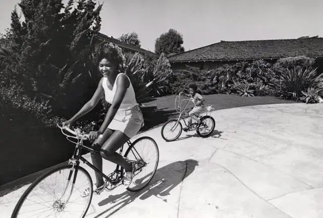 actresses_riding_bicycle_48.jpg