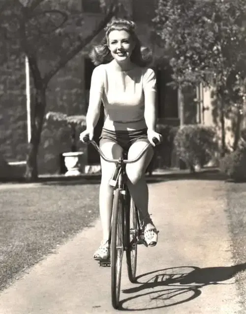 actresses_riding_bicycle_50.jpg