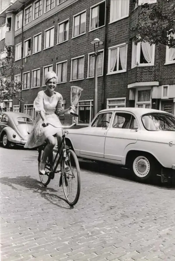 actresses_riding_bicycle_55.webp