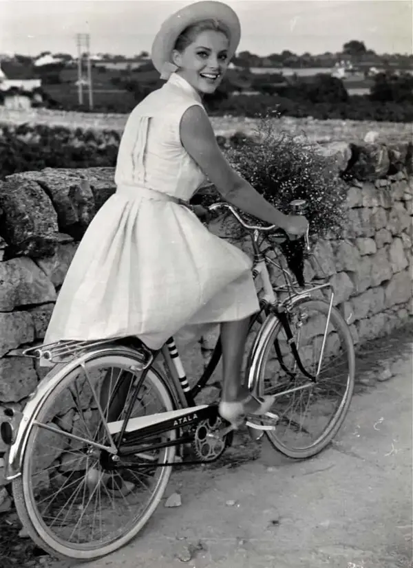 actresses_riding_bicycle_56.jpg