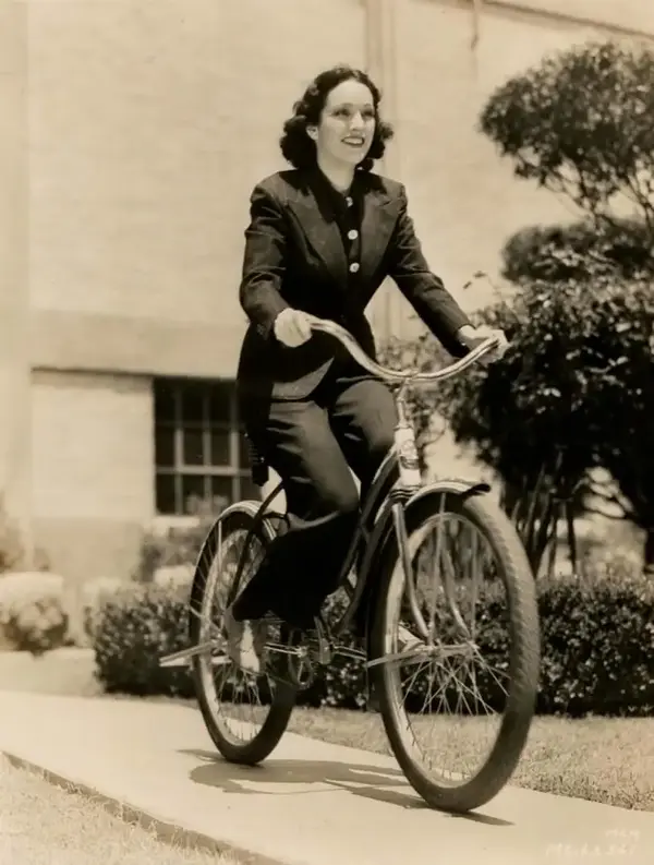 actresses_riding_bicycle_57.jpg