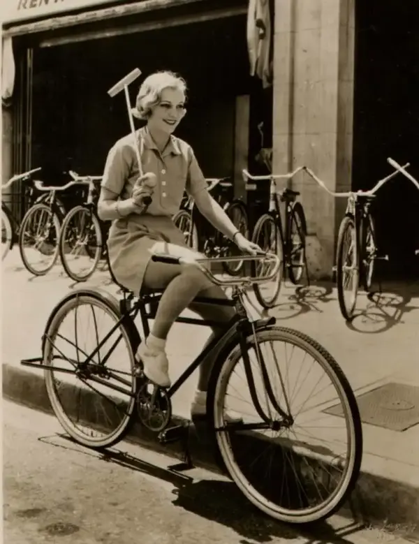 actresses_riding_bicycle_59.jpg