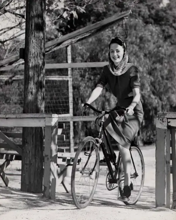 actresses_riding_bicycle_60.jpg