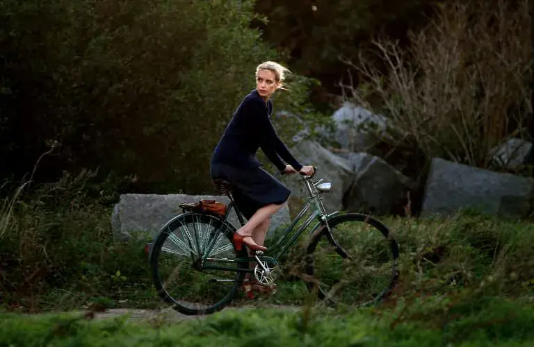 actresses_riding_bicycle_9.webp