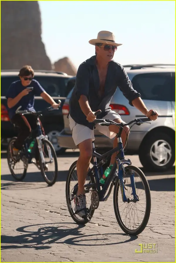 pierce-brosnan-beach-bicycling-09-731916850.webp