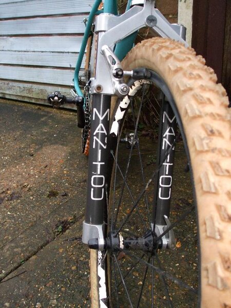 Yeti forks close (Large).JPG